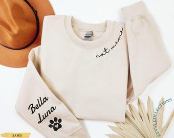 Benutzerdefinierte Katzen Mama Shirt mit Haustiernamen, Katzenmama Sweatshirt, Hundemama Katze Mama am Ausschnitt, Pfote am Ärmel, Geschenk für Katzenliebhaber Weihnachtsgeschenke