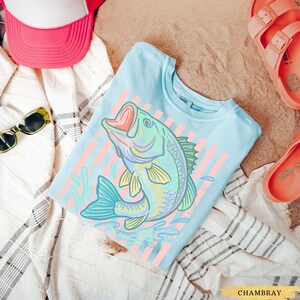 Comfort Colors® Retro Bass Fish Shirt, Pastel Striped Fishing Graphic Tee, Summer Tee Beach Shirt Lake T-Shirt Coastal Shirt Fisherman Gift afbeelding 5