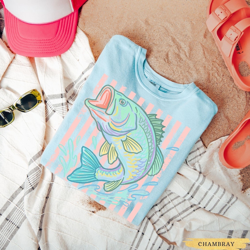Comfort Colors® Retro Bass Fish Shirt, Pastel Striped Fishing Graphic Tee, Summer Tee Beach Shirt Lake T-Shirt Coastal Shirt Fisherman Gift afbeelding 5