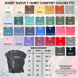 Puede incluir: Una exhibici&oacute;n de camisetas de manga corta en varios colores, incluyendo blanco, azul y rojo. La imagen incluye una tabla de tallas con medidas en pulgadas, que van desde la S hasta la 2XL, con detalles de ancho y largo.