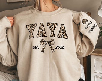 Sudadera Yaya de leopardo personalizada con nombre de niño en la manga. Sudadera Yaya personalizada. Regalo para Yaya. Regalo de Navidad. Sudadera Yaya (Est. 2025).