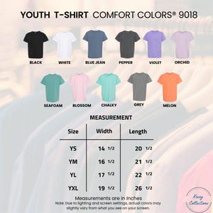 Puede incluir: Exhibici&oacute;n de camisetas juveniles en varios colores: negro, blanco, azul vaquero, pimienta, violeta, orqu&iacute;dea, espuma de mar, flor, calc&aacute;reo, gris y mel&oacute;n. Se proporcionan medidas en pulgadas para las tallas YS, YM, YL y YXL. (1 pulgada = 2,54 cm)