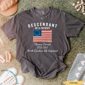 Kundenspezifischer Nachkomme eines Patriot-Hemdes, Töchter der amerikanischen Revolution oder Söhne des amerikanischen Revolution T-Shirts, DAR Geschenk SAR Geschenk Bild 2