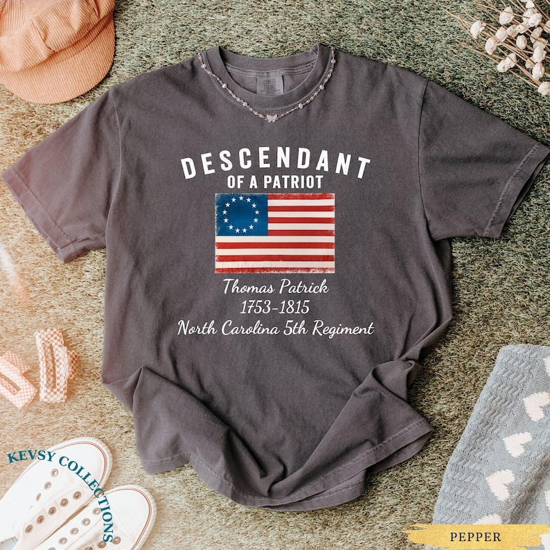 Kundenspezifischer Nachkomme eines Patriot-Hemdes, Töchter der amerikanischen Revolution oder Söhne des amerikanischen Revolution T-Shirts, DAR Geschenk SAR Geschenk Bild 2