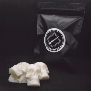 Mahogany Skull Sojawachs Melts - 5er Pack | Gothic Duftwachs | dunkler Holzduft | Halloween Dekor