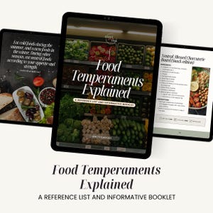 以下が含まれることがあります： 3つのタブレットには、食べ物に関する情報が表示されています。中央のタブレットには、野菜の陳列棚を背景に「Food Temperaments Explained」というタイトルが表示されています。他のタブレットには、食べ物に関するテキストとシャルキュトリーボードが表示されています。下部のテキストは「A Reference List and Informative Booklet」と書かれています。