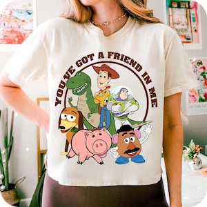 Dessin animé rétro amis Png, clipart mignon escouade de jouets, amitié citation PNG sublimation pour chemise d'enfant ou cadeau d'anniversaire