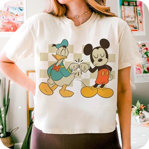 Descarga de dibujos animados retro de amigos chocando los puños, clipart vintage de dúo, sublimación imprimible divertida de mejores amigos