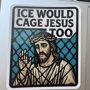 Pu&ograve; includere: Un adesivo con la scritta "ICE WOULD CAGE JESUS TOO" sopra un'illustrazione di Ges&ugrave; con una corona di spine. Lo sfondo presenta un motivo a griglia blu e nero.