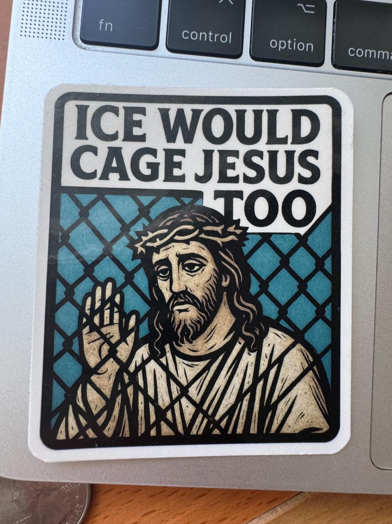 Pu&ograve; includere: Un adesivo con la scritta "ICE WOULD CAGE JESUS TOO" sopra un'illustrazione di Ges&ugrave; con una corona di spine. Lo sfondo presenta un motivo a griglia blu e nero.