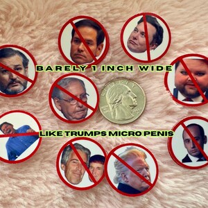 K&ouml;nnte beinhalten: Ein Satz von neun runden Aufklebern mit einem Durchmesser von 2,5 cm, die mit roten Schr&auml;gstrichen versehen sind. Jeder Aufkleber zeigt das Gesicht einer anderen Person. Der Text "BARELY 1 INCH WIDE LIKE TRUMPS MICRO PENIS" ist unter den Aufklebern gedruckt.