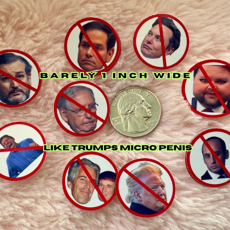 K&ouml;nnte beinhalten: Ein Satz von neun runden Aufklebern mit einem Durchmesser von 2,5 cm, die mit roten Schr&auml;gstrichen versehen sind. Jeder Aufkleber zeigt das Gesicht einer anderen Person. Der Text "BARELY 1 INCH WIDE LIKE TRUMPS MICRO PENIS" ist unter den Aufklebern gedruckt.
