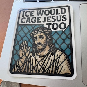 Pu&ograve; includere: Un adesivo con la scritta "ICE WOULD CAGE JESUS TOO" sopra un'illustrazione di Ges&ugrave; con una corona di spine. L'immagine &egrave; su uno sfondo blu e nero, con un bordo bianco.