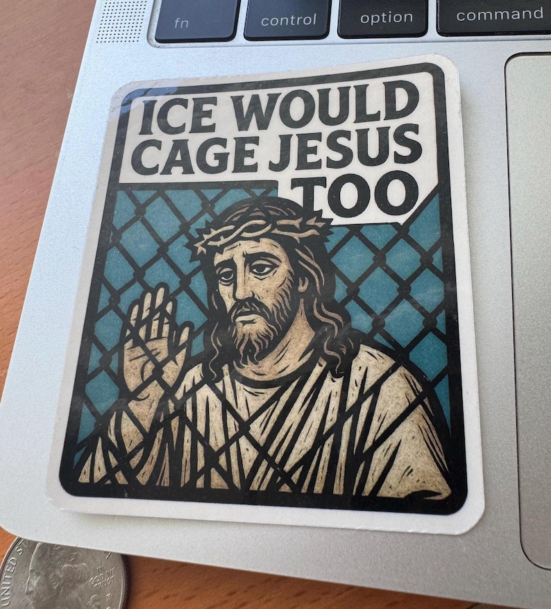 Pu&ograve; includere: Un adesivo con la scritta "ICE WOULD CAGE JESUS TOO" sopra un'illustrazione di Ges&ugrave; con una corona di spine. L'immagine &egrave; su uno sfondo blu e nero, con un bordo bianco.
