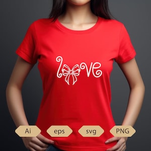 Pode incluir: Camiseta vermelha com a palavra "Love" em escrita branca, com um laço gráfico. A camiseta é de cor vermelha lisa e tem mangas curtas. O design é simples e elegante.