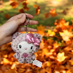 Hello Kitty Plüsch Schlüsselanhänger - Sanrio Pink Leopard Maskottchen, Kawaii Puppenanhänger, süßes Taschenaccessoire, 10 cm Plüschtier Geschenk