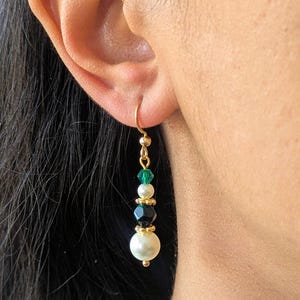 Orecchini pendenti con perle e occhio di tigre verde, gioielli con perline fatti a mano, delicati orecchini pendenti con perle, abbigliamento da sera per le feste, accessorio in oro verde