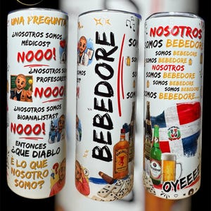 Pode incluir: Três canecas isoladas brancas com gráficos e texto coloridos. Uma caneca apresenta a palavra "BEBEDORE" e imagens de garrafas de licor e dominós. Outra tem o texto "NOSOTROS SOMOS BEBEDORE" e uma bandeira da República Dominicana.