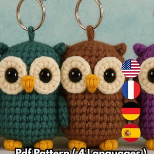 Może przedstawiać: Szydełkowe breloczki do kluczy w kształcie sowy w kolorze morskim, brązowym i fioletowym, każdy z dużymi kremowymi oczami i żółtym dziobem. Wyświetlany jest tekst "owl keychain" i "Pdf Pattern (4 Languages)". Breloczki mają srebrne kółka.