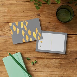 Minimalistische botanische Postkarte. Florales Poster. Gelbe Blume auf dem grauen Hintergrund. A5-A6. Digitaler Download