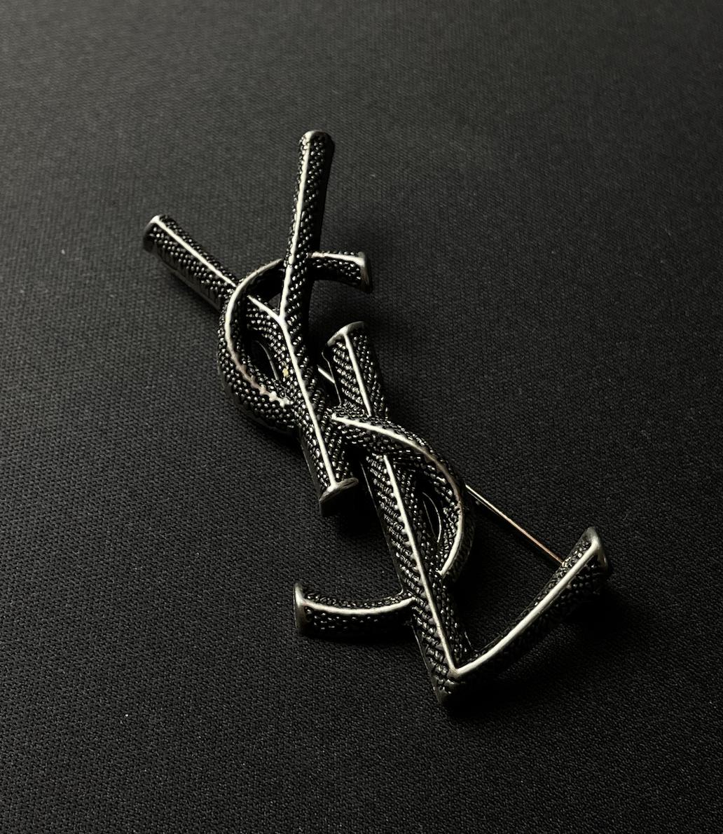 Broche Vintage Yves Saint Laurent (YSL) En Métal Argenté - Authentique Et Originale - Occasion