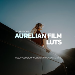 Könnte beinhalten: Eine Person sitzt auf einem dunklen Fahrzeug, mit dem Text "AURELIAN FILM LUTS" in großen weißen Buchstaben. Der Text "COLOR YOUR STORY IN GOLD WITH 10 CINEMATIC LUTS" ist ebenfalls sichtbar. Das Bild ist vor einem hellen Himmel.