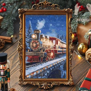 Op de afbeelding: Een ingelijste kruissteek van een vintage trein die door een besneeuwd landschap rijdt. De trein is rood en zwart met verlichte details. De lijst is goudkleurig en de scène is omgeven door kerstversieringen.