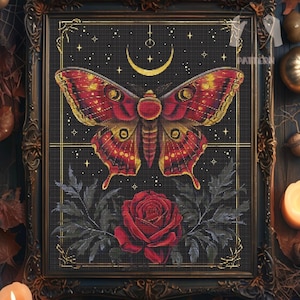 Pode incluir: Um padrão de ponto cruz emoldurado com uma grande mariposa com asas vermelhas e douradas, uma lua crescente e estrelas em um fundo preto. Uma rosa vermelha e folhas escuras na parte inferior. A moldura é escura com detalhes dourados. O texto "CRISS CROSS PATTERN" é visível.