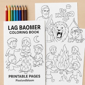 以下が含まれることがあります： 白黒の塗り絵ページには、キャンプファイヤーの周りにいる子供たち、ライオン、剣を持った男性のイラストが描かれています。本のタイトルは「Lag Baomer Coloring Book」で、下部に「Printable Pages Pixelandbloom」というテキストがあります。