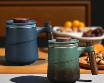 手作りの日本茶インフューザーマグ – 木製ハンドル付き陶器製ティーカップ | 茶葉愛好家や心安らぐお茶のひとときのための、エレガントで素朴なマグカップ