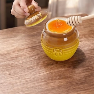 Cartoon-Inspired Ceramic Honey Jar – Decorative Food Container with Wooden Mixing Wand