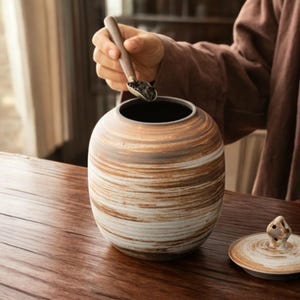 Vintage-Inspired Ceramic Tea Jar – Spacious Storage Box for Kitchen, Desk & Home Essentials