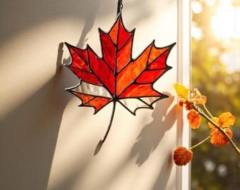 Attrape-soleil en vitrail en forme de feuille d'érable - Art de fenêtre d'automne fait main