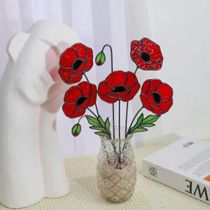 手作りのステンドグラスのポピーの花束、赤いポピーのホームデコレーション、植物のデスクデコレーション、追悼の花、木製ベースのアート