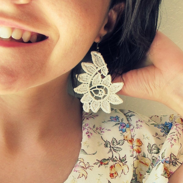 Lace Earrings - White Curly Leaf
