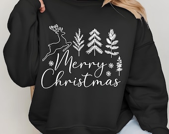 Op de afbeelding: Zwarte crewneck sweatshirt met een witte afbeelding. De afbeelding bevat een rendier, kerstbomen, sneeuwvlokken en de tekst "Merry Christmas" in een scriptlettertype. Een feestelijk vakantieontwerp.