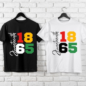 Puede incluir: Dos camisetas, una negra y otra blanca, cada una con la palabra "Juneteenth" en escritura cursiva. Las camisetas muestran los números "18" en rojo, "65" en verde y "8" en amarillo. La camiseta negra tiene números blancos, mientras que la camiseta blanca tiene números negros.
