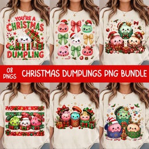 Può includere: Una collezione digitale di sei t-shirt color bianco sporco con grafiche festive di ravioli natalizi. I disegni includono ravioli sorridenti in scatole regalo, fiocchi e decorazioni natalizie. Il testo recita YOU'RE A CHRISTMAS DUMPLING e 08 PNGS CHRISTMAS DUMPLINGS PNG BUNDLE.