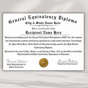 以下が含まれることがあります： ゴシック体の黒い文字が印刷された白いGeneral Equivalency Diploma証明書。都市名、州名、受領者名のプレースホルダーがあり、日付は2025年6月8日。下部中央には署名と金色のエンボス加工されたシールが配置されています。