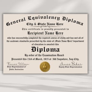 Puede incluir: Un certificado de diploma de equivalencia general de color crema con letras góticas negras, marcadores de posición para nombres y ubicaciones, un sello dorado en relieve y firmas del superintendente estatal y del superintendente estatal adjunto.