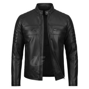 Pode incluir: Casaco de couro preto com gola alta, fecho de correr e vários bolsos com fecho. O casaco apresenta detalhes acolchoados nos ombros e na parte superior dos braços. Uma peça de roupa exterior clássica e elegante.