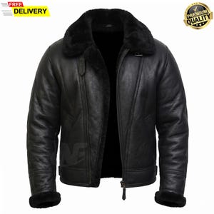 Puede incluir: Chaqueta de cuero negra con cuello y forro de borrego. La chaqueta tiene cremallera frontal, bolsillos laterales y cintura con hebilla. La chaqueta tiene un estilo aviador clásico.