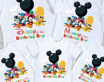 Könnte beinhalten: Fünf weiße T-Shirts mit einer Grafik von Mickey Mouse, Minnie Mouse, Donald Duck, Daisy Duck und Pluto. Jedes Shirt trägt den Text: Daddy of the Birthday Boy, Mommy of the Birthday Boy, Sister of the Birthday Boy, Birthday Boy und Brother of the Birthday Boy.