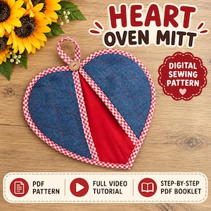 Puede incluir: Una manopla de horno en forma de corazón de tela vaquera azul con textura acolchada, un panel central rojo sólido y un borde de cuadros vichy rojo y blanco. Un pequeño botón de madera asegura el lazo para colgar. Texto HEART OVEN MITT y DIGITAL SEWING PATTERN.