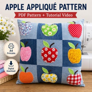 Puede incluir: Un cojín cuadrado de mezclilla con un diseño de cuadrícula de nueve secciones y aplicaciones de manzanas de tela en varios patrones y colores. El texto dice APPLE APPLIQUÉ PATTERN, PDF Pattern + Tutorial Video, A4 Printable y Digital Download.