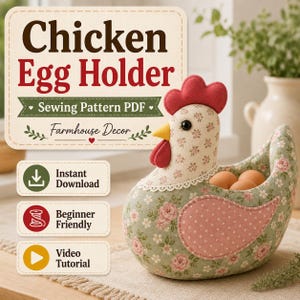 Könnte beinhalten: Ein Hühner-Eierhalter aus Stoff mit grün-rosa Blumenmuster, rotem Kamm und Kehllappen, der drei braune Eier enthält. Der Text auf dem Bild lautet Chicken Egg Holder, Sewing Pattern PDF, Farmhouse Decor, Instant Download, Beginner Friendly und Video Tutorial.