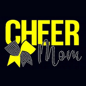 Puede incluir: Un fondo negro con las palabras "CHEER Mom" en amarillo brillante y blanco. La palabra "CHEER" está en negrita, con una fuente en bloque. Un lazo amarillo con lunares blancos está a la izquierda. La palabra "Mom" está en cursiva.