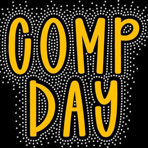 Op de afbeelding: Een zwarte achtergrond met de woorden "COMP DAY" in grote, gele, bubbelletters. De letters zijn omlijnd met kleine witte stippen, wat een sprankelend effect creëert. Het ontwerp is gedurfd en opvallend.