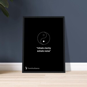 Inspira chiarezza, espira rumore – Arte murale minimalista – Poster motivazionale con cornice – Stampa con citazione in bianco e nero – Decorazione per la casa consapevole