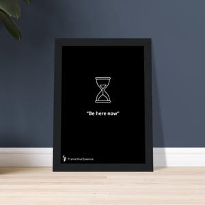 Be Here Now – Minimalistische Wandkunst – Motivierendes gerahmtes Poster – Schwarz-Weiß-Zitatdruck – Achtsames Wohndekor